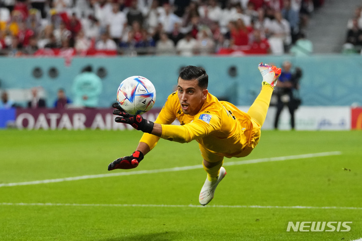 [알라얀=뉴시스/AP] 튀니지 대표팀 골키퍼가 덴마크와의 경기에서 공을 잡아내고 있다. 2022.11.22