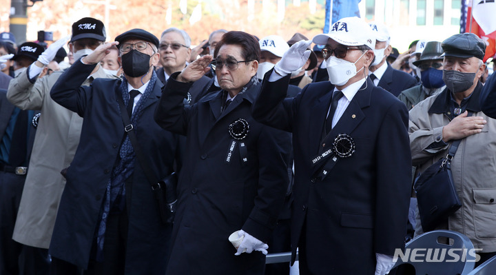 [서울=뉴시스] 추상철 기자 = 보수단체가 23일 오후 서울 중구 대한문 앞에서 고 전두환 전 대통령 1주기를 맞아 분향소를 설치한 후 추모하고 있다. 2022.11.23. scchoo@newsis.com