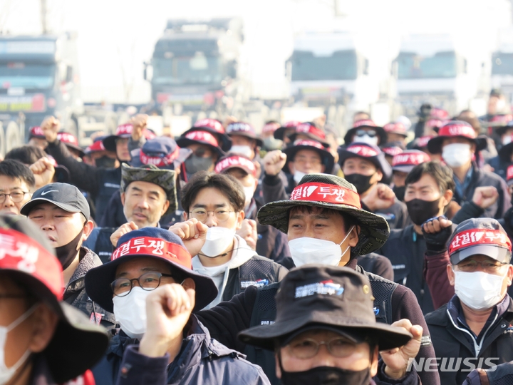 [인천=뉴시스] 김동영 기자 = 민주노총 공공운수노조 화물연대본부가 안전 운임 일몰제 폐지를 요구하며 총파업에 돌입한 24일 오전 인천 연수구 인천 신항 컨테이너 터미널 앞에서 인천지역본부 조합원들이 출정식을 열고 구호를 외치고 있다. 2022.11.24. dy0121@newsis.com 