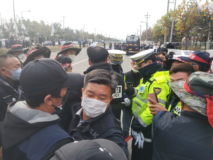 [군산=뉴시스]최정규 기자=24일 군산항 5부두 앞에서 진행 된 민주노총 화물연대 전북본부 총파업 출정식이 진행 중인 가운데 노조원과 경찰의 충돌이 첫날부터 발생했다. *재판매 및 DB 금지