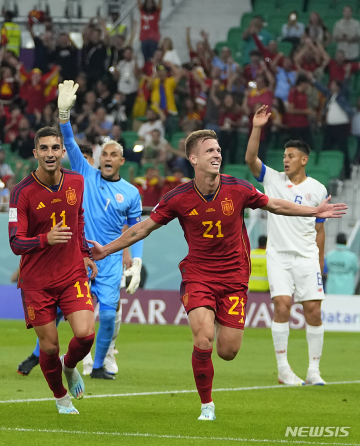 [도하=AP/뉴시스] 스페인 다니 올모가 23일(현지시간) 카타르 도하 알투마마 스타디움에서 열린 2022 FIFA 카타르 월드컵 조별리그 E조 1차전 스페인과 코스타리카 경기에서 골을 넣은 뒤 기뻐하고 있다. 2022.11.24.