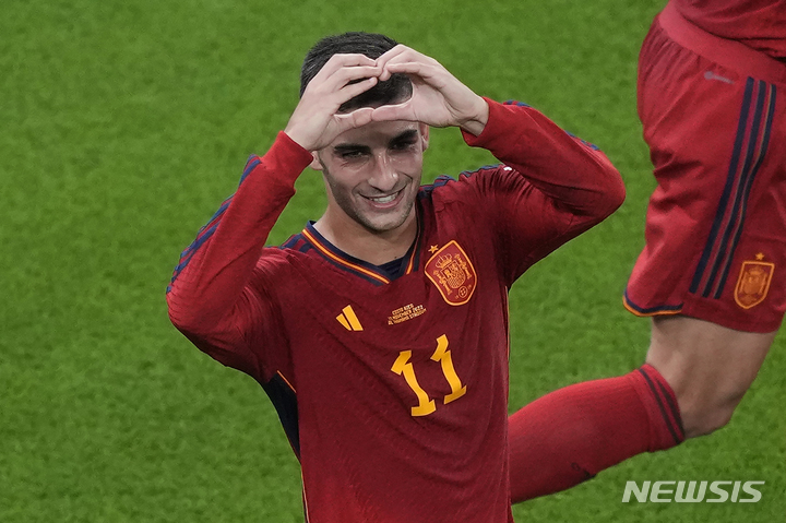 [도하=AP/뉴시스] 스페인 페란 토레스가 23일(현지시간) 카타르 도하 알투마마 스타디움에서 열린 2022 FIFA 카타르 월드컵 조별리그 E조 1차전 스페인과 코스타리카 경기에서 골을 넣은 뒤 세리머니를 하고 있다. 2022.11.24.