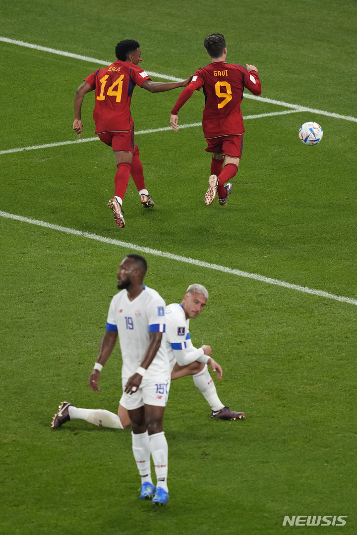 [도하=AP/뉴시스] 스페인 가비(오른쪽 위)가 23일(현지시간) 카타르 도하 알투마마 스타디움에서 열린 2022 FIFA 카타르 월드컵 조별리그 E조 1차전 스페인과 코스타리카 경기에서 골을 넣고 기뻐하고 있다. 2022.11.24.