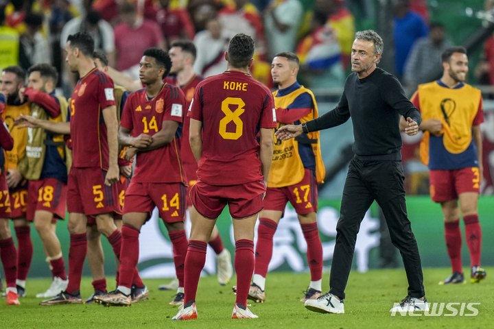 [도하=AP/뉴시스] 루이스 엔리케(오른쪽) 스페인 대표팀 감독이 24일(한국시간) 카타르 도하 알투마마 스타디움에서 열린 코스타리카와 2022 FIFA 카타르 월드컵 E조 쳣 경기에서 7-0으로 이긴 뒤 코케(가운데) 등 스페인 선수들과 이야기를 나누며 기뻐하고 있다. 2022.11.24.