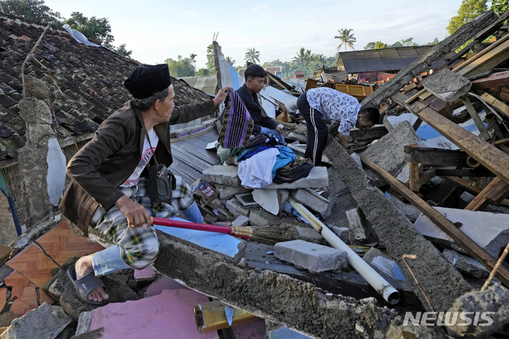[치안주르=AP/뉴시스] 24일(현지시간) 인도네시아 서자바주 치안주르 주민들이 지진으로 파괴된 가옥에서 쓸만한 물건들을 찾고 있다. 2022.11.24.