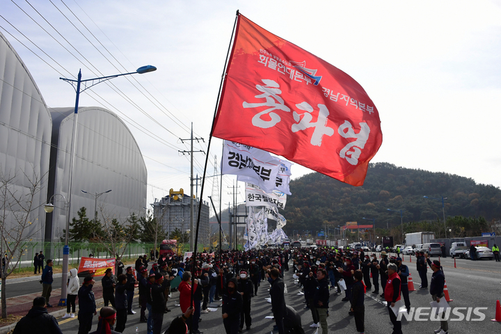 [창원=뉴시스] 차용현 기자 = 24일 오전 경남 창원시 가포신항 정문 앞에서 민주노총 화물연대 경남지역본부 노조원들이 총파업 출정식을 갖고 있다. 2022.11.24. con@newsis.com