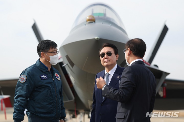 [서울=뉴시스] 윤석열 대통령이 24일 경남 사천 한국항공우주산업(KAI)을 방문해 KF-21 등 전시된 전투기 및 헬기를 참관하고 있다. (사진=대통령실 제공) 2022.11.24. photo@newsis.com