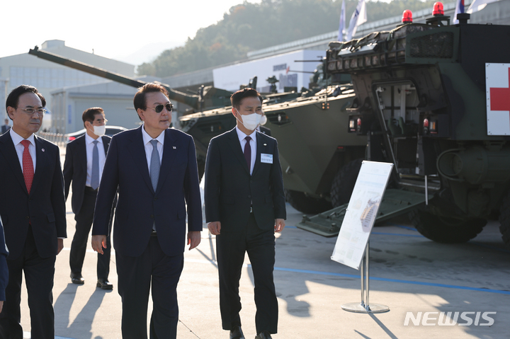 [창원=뉴시스] 홍효식 기자 = 윤석열 대통령이 24일 오후 경남 창원 현대로템을 방문해 K2 전차 등 전시장비를 관람하고 있다. (대통령실통신사진기자단) 2022.11.24. yesphoto@newsis.com