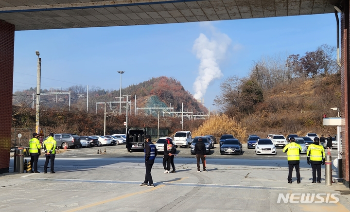 [단양=뉴시스] 이도근 기자= 민주노총 공공운수노조 화물연대본부의 총파업 이틀째인 25일 충북 단양군 매포읍 성신양회 정문 을 노조원들이 막고 있다. 2022.11.25. photo@newsis.com *재판매 및 DB 금지