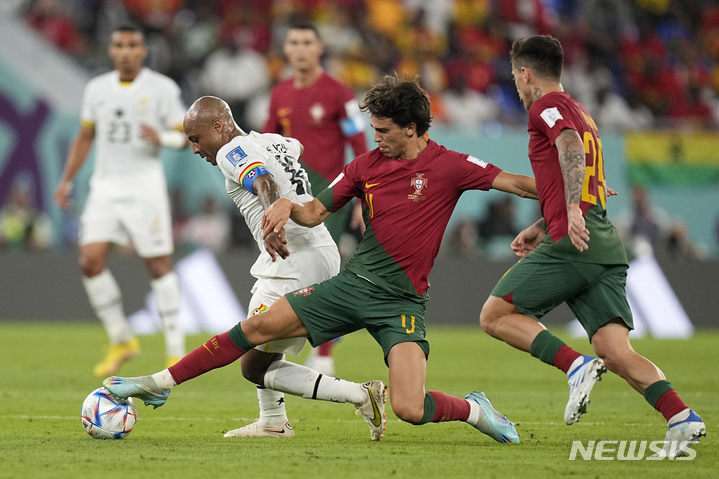 [도하=AP/뉴시스] 25일(한국시간) 카타르 도하 스타디움 974에서 열린 포르투갈과 2022 FIFA 카타르 월드컵 조별리그 H조 1차전 포르투갈과 가나의 경기에서 선수들이 볼 다툼을 하고 있다. 2022.11.25.