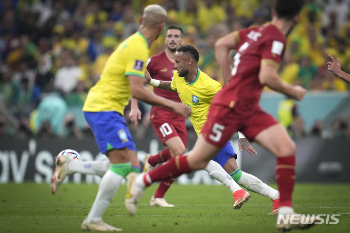 [루사일=AP/뉴시스]브라질 축구스타 네이마르. 2022.11.24.