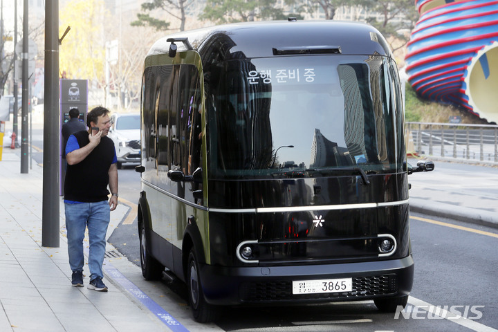 [서울=뉴시스] 최동준 기자 = '청계천 자율주행버스' 운행을 시작한 25일 서울 청계광장에서 한 외국인이 버스를 살펴보고 있다. 청계광장-세운상가-청계광장을 순환하는 총 3.4㎞ 구간을 버스 2대가 20분 간격으로 운행한다. 2022.11.25. photocdj@newsis.com
