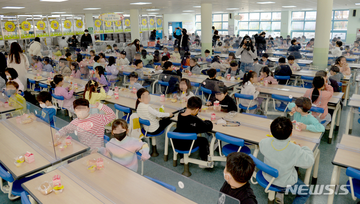 [광주=뉴시스] '빵·우유'로 급식 대신하는 초등학생들. (사진=뉴시스DB). photo@newsis.com