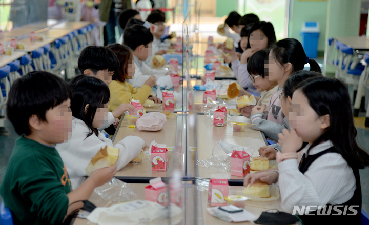 [광주=뉴시스] 류형근 기자 = 전국학교비정규직노동조합이 총파업을 단행한 가운데 25일 오전 광주 광산구 한 초등학교 급식실에서 초등학생들이 '빵·우유'로 급식을 대신하고 있다. 2022.11.25. hgryu77@newsis.com