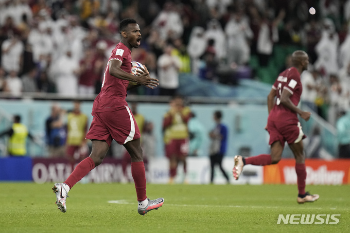 [도하=AP/뉴시스]카타르 축구대표팀 모하메드 문타리. 2022.11.25.