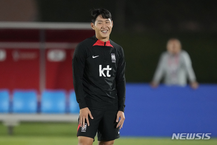 [도하=뉴시스/AP] 이강인 선수가 2022 카타르 월드컵 한국대표팀 훈련 도중 환하게 웃고 있다. 2022.12.05