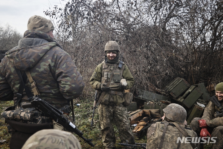 [도네츠크=AP/뉴시스]지난 25일(현지시간) 우크라이나 도네츠크주의 장소가 알려지지 않은 곳 전선에 배치된 우크라이나 군인들이 휴식을 취하며 얘기를 나누고 있다. 2022.11.28.