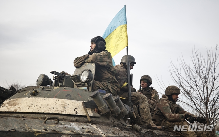 [도네츠크=AP/뉴시스] 25일(현지시간) 우크라이나 도네츠크주의 장소가 알려지지 않은 곳 전선에 배치된 우크라이나 군인들이 전차에 올라가 대기하고 있다. 2022.11.26.