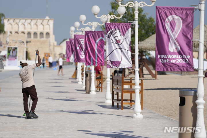 [알와크라=AP/뉴시스]지난 26일(현지시간) 카타르 알와크라 해변가에서 한 노동자가 거리를 청소하고 있다. 카타르에서는 2022년 월드컵 축구 경기가 지난 20일부터 오는 18일까지 열리고 있다. 2022.12.09 