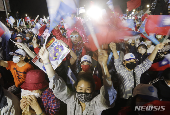[타이베이=AP/뉴시스]26일 대만 수도 타이페이에서 국민당 소속 장완완 타이베이 시장 후보의 지지자들이 당선이 확정되자 환호하고 있다. 2022.11.26