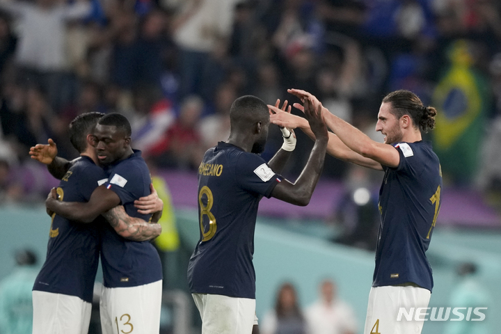 [도하=AP/뉴시스] 프랑스 선수들이 27일(한국시간) 카타르 도하 스타디움 974에서 열린 덴마크와 2022 FIFA 카타르 월드컵 D조 2차전에서 2-1로 이기고 16강 진출을 확정한 뒤 승리를 자축하고 있다. 2022.11.27.