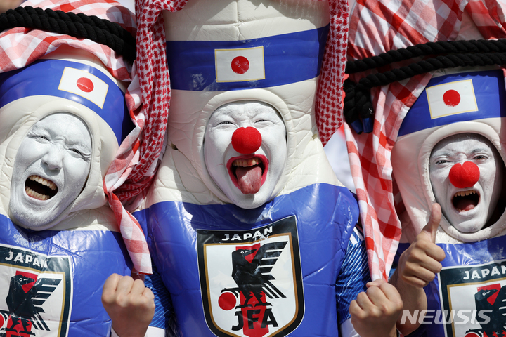 [알라이얀(카타르)=뉴시스] 조성우 기자 = 27일(현지시간) 오후 카타르 알라이얀 아흐메드 빈 알리 스타디움에서 열린 열린 2022 카타르 월드컵 조별리그 E조 2차전 일본과 코스타리카의 경기, 일본 축구팬들이 응원을 하고 있다. 2022.11.27. xconfind@newsis.com