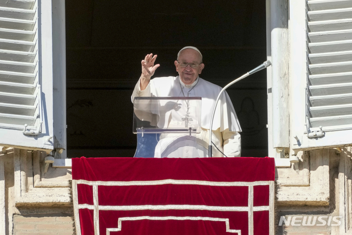 [바티칸시티=AP/뉴시스] 프란치스코 교황은 27일(현지시간)바티칸 성 베드로 광장에서 삼종기도를 집전하고 있다. 2022.11.28 