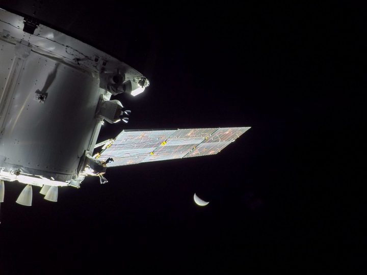 오리온 달 탐사선이 발사 9일차인 지난 24일 촬영한 달과 우주선 모듈의 모습. (사진=나사) *재판매 및 DB 금지
