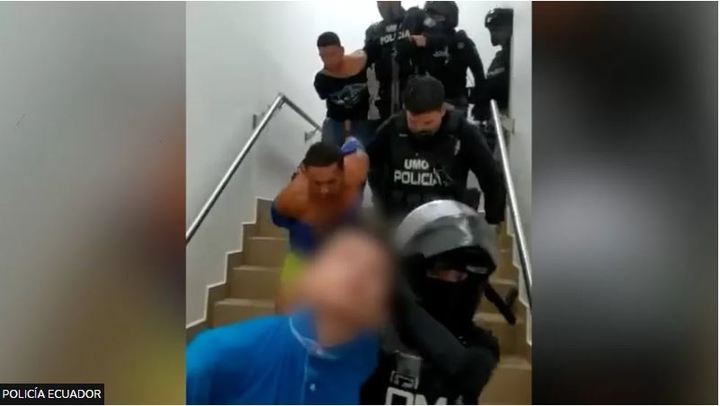 [서울=뉴시스]에콰도르에서 입원해 있는 라이벌 갱단 조직원인 10대 소년을 죽이기 위해 병원을 습격한 무장괴한 7명이 경찰에 체포됐다고 BBC가 28일 보도했다. <사진 출처 : BBC> 2022.11.28