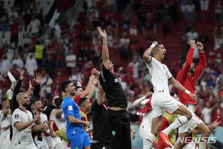[도하(카타르)=AP/뉴시스]지난 27일 2022 FIFA 카타르 월드컵 F조 2차전에서 모로코가 벨기에를 2-0으로 꺾었다. 2022.11.27. (사진=AP/뉴시스) photo@newsis.com