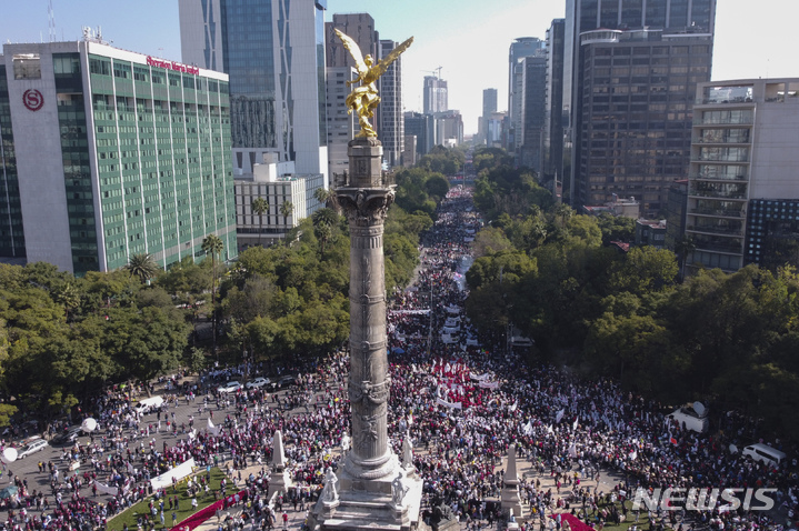 [ 멕시코시티= AP/뉴시스] 멕시코 시티 시내를 메운 수십 만명의 친정부 시위대.  