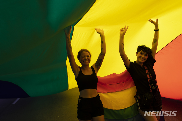 [리우데자네이루=AP/뉴시스] 27일(현지시간) 브라질 리우데자네이루 코파카바나 해변에서 제27회 게이 프라이드 퍼레이드(Gay Pride Parade)가 열린 가운데 참가자들이 행진하고 있다. 2022.11.28.