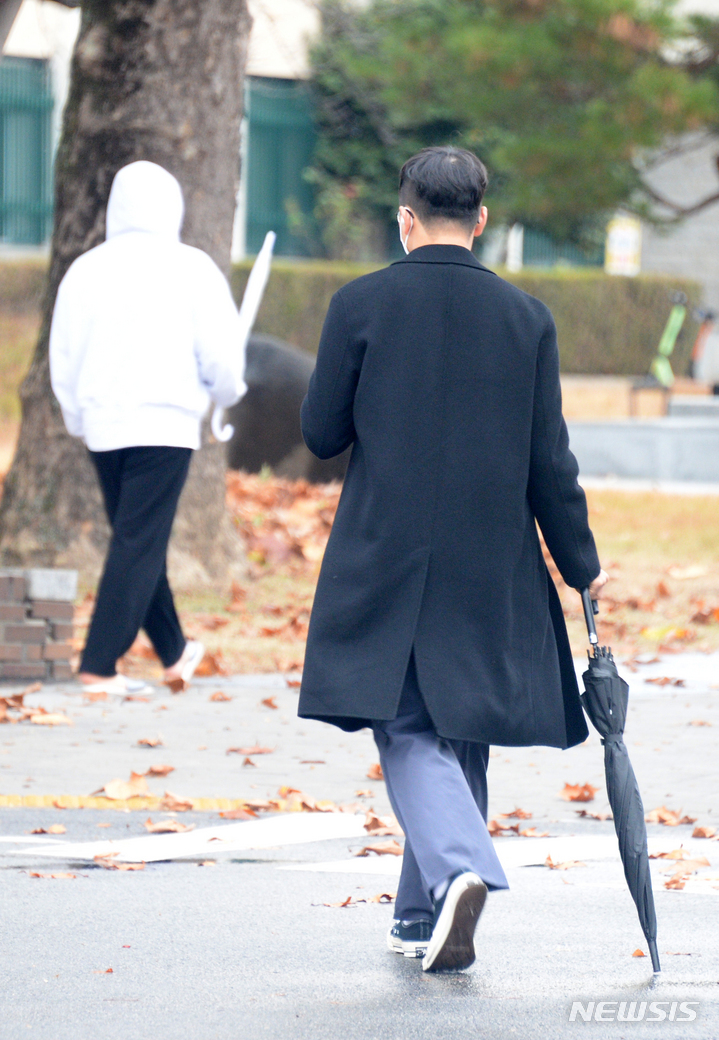 [전주=뉴시스] 김얼 기자 = 전북대학교에서 학생들이 우산을 챙겨 교정을 지나고 있다. 2022.11.28. pmkeul@newsis.com