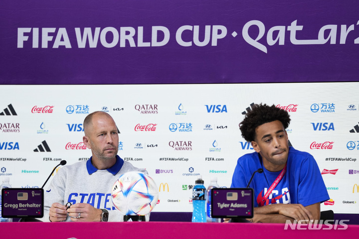 [도하=AP/뉴시스]그렉 버홀터 미국 축구 국가대표팀 감독(왼쪽)과 타일러 애덤스 주장(오른쪽)이 28일(현지시간) 카타르 도하에서 열린 이란과 미국의 B조 축구경기 전날 기자회견에서 질문에 답하고 있다. 2022.11.28