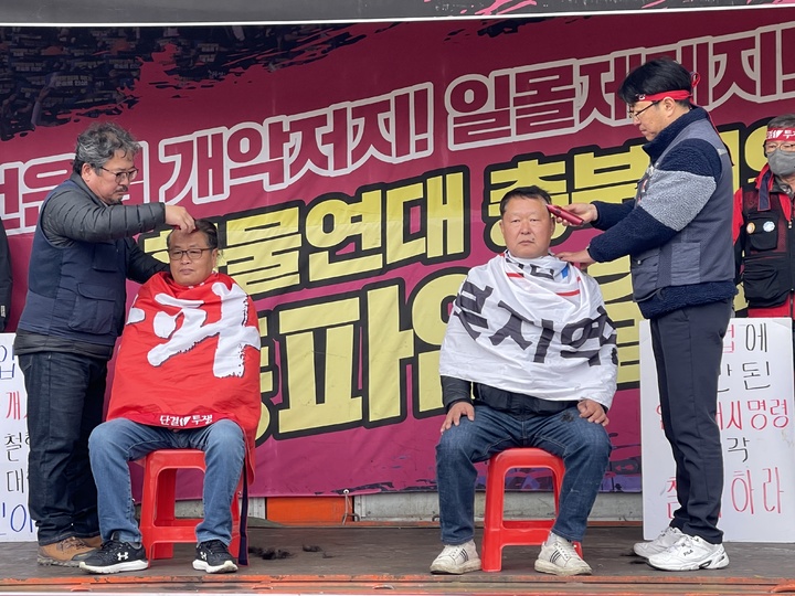 29일 오전 충북 단양군 매포읍 한일시멘트 단양공장 앞에서 화물연대 충북지역본부 등의 노조 간부들이 강력 투쟁을 결의하는 삭발식을 하고 있다. *재판매 및 DB 금지