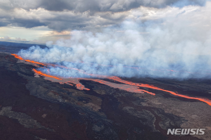 [하와이=AP/뉴시스] 28일(현지시간) 하와이 마우나 로아 화산 분화구에서 용암이 흘러 나오고 있다. 2022.11.29.