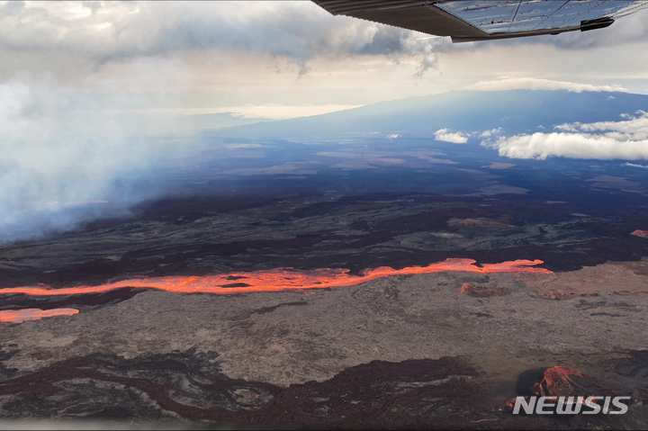 [하와이=AP/뉴시스] 28일(현지시간) 하와이 마우나 로아 화산 분화구에서 용암이 흘러 나오고 있다. 2022.11.29.