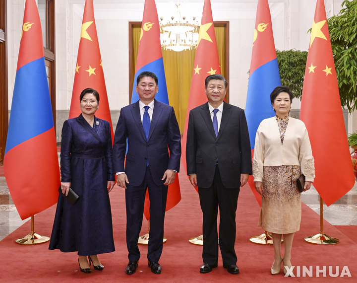 [베이징=신화/뉴시스] 시진핑 중국 국가주석 부부(오른쪽)가 28일 중국 베이징에서 오흐나 후렐수흐 몽골 대통령 부부와 기념 촬영을 하고 있다. 시주석은 중국을 국빈 방문한 후렐수흐 몽골 대통령과 회담을 가졌다. 2022.11.29.