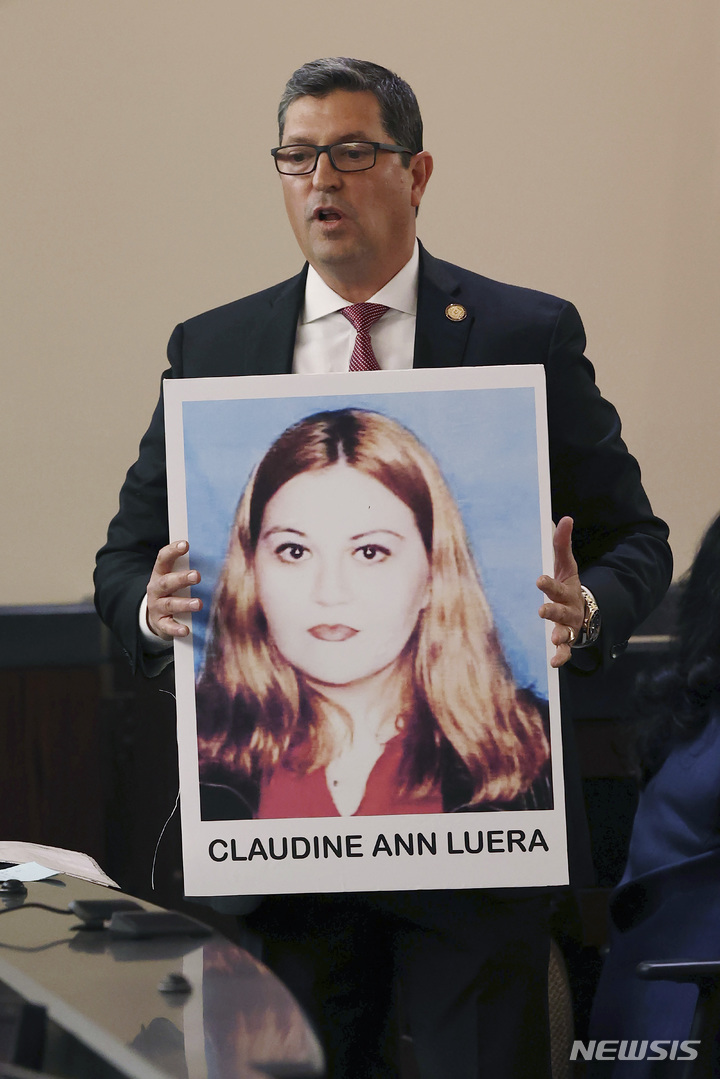 [샌안토니오(미 텍사스주)=AP/뉴시스]28일(현지시간) 열린 전 국경수비대원의 성매매 여성 4명에 대한 살인사건 재판에서 이시드로 알라니스 검사가 피살자 4명  가운데 한 여성을 사진을 들어보이고 있다.  