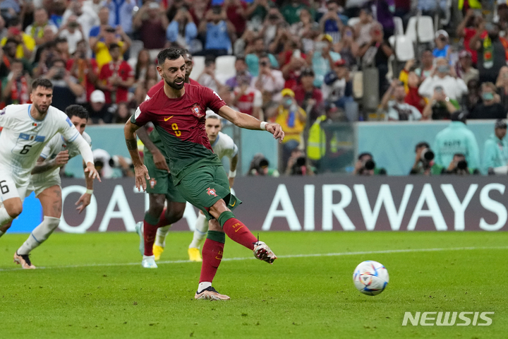 [도하=뉴시스/AP] 포르투갈 대표팀 페르난데스가 우루과이와의 경기에서 슛을 시도하고 있다. 2022.11.28
