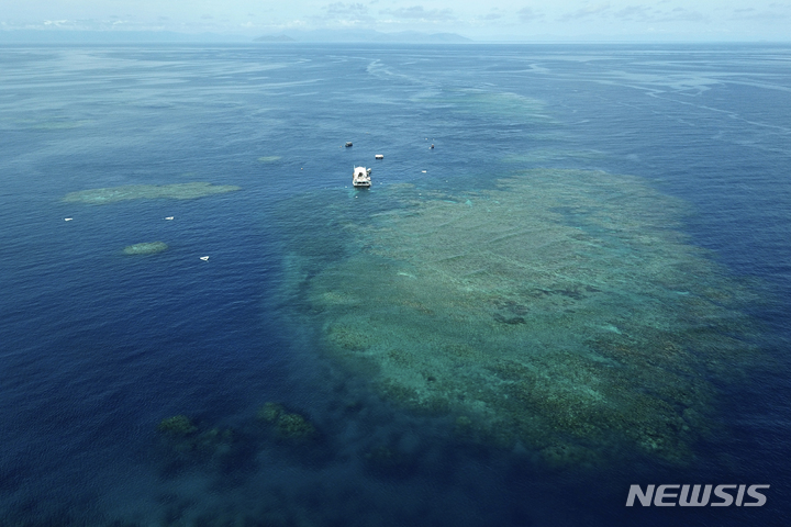 [AP/뉴시스]지난 2022년 11월 해상에서 호주 그레이프 배리어 리프의 한 구역인 무어 리프(Moore Reef)를 바라본 모습. 2022.11.14.