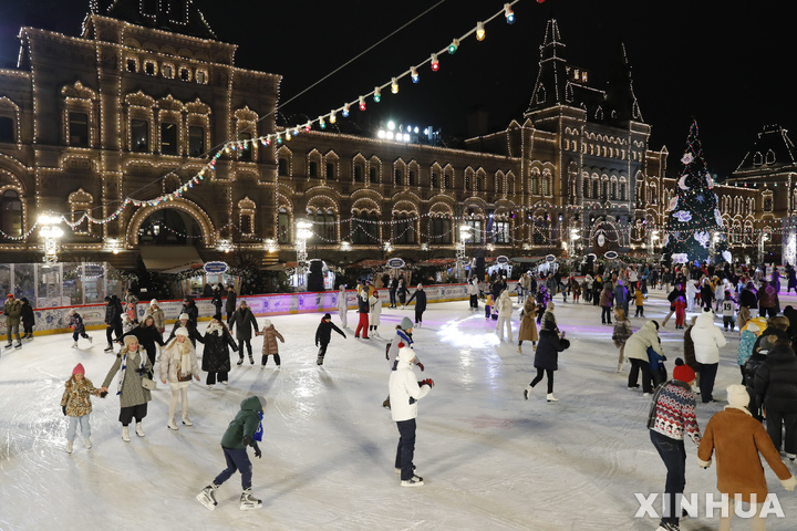 [모스크바=신화/뉴시스] 28일(현지시간) 러시아 모스크바의 붉은 광장에 마련된 굼(GUM) 아이스링크에서 시민들이 스케이트를 지치고 있다. 2022.11.29