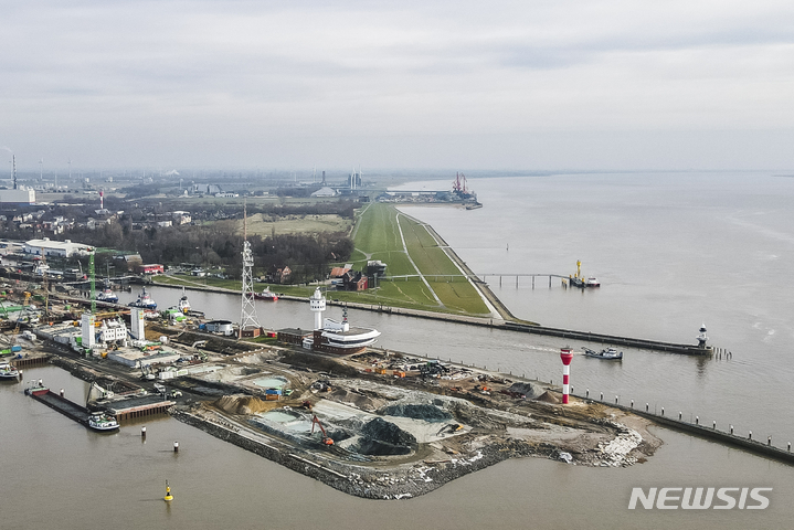 [AP/뉴시스] 3월1일 자료사진으로 독일 북부의 부룬스뷔텔 항구에 액화천연가스 유조선이 입항해 다시 기체로만드는 터미널 건립 공사가 진행중이다