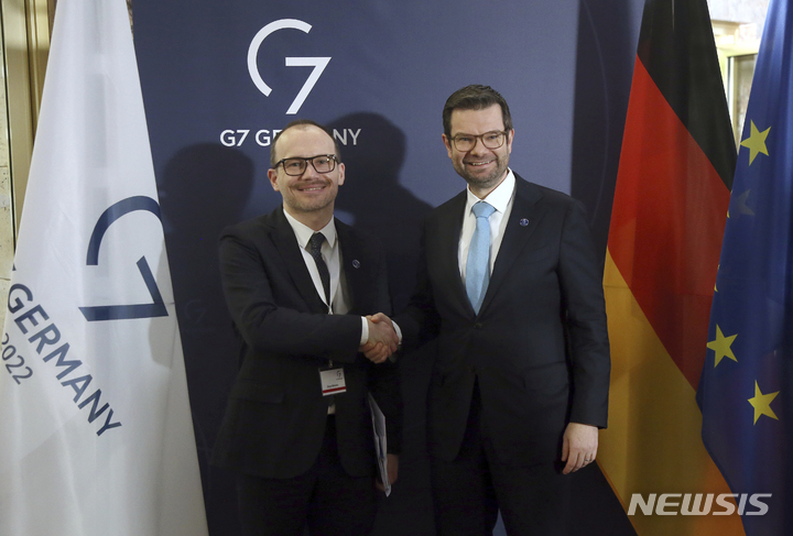 [베를린=AP/뉴시스] 29일(현지시간) 독일 베를린에서 열린 G7(주요 7개국) 법무장관 회의에 참석한 ·우크라이나 법무장관(왼쪽)이 의장국인 독일의 마르코 부쉬만 법무장관과 악수하고 있다. 2022.11.30