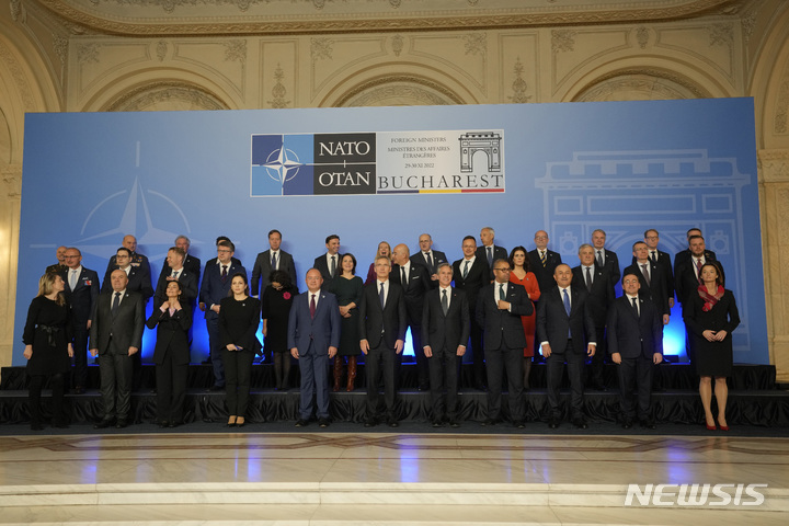 [부쿠레슈티=AP/뉴시스] 29일(현지시간) 루마니아 수도 부쿠레슈티에서 열린 나토(NATO) 외무장관 회의에서 각국 외무장관들이 단체 촬영을 하고 있다. 2022.11.30