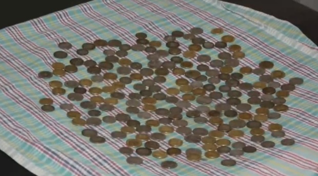 [서울=뉴시스] 속이 더부룩하다며 병원을 찾은 인도 남성의 뱃속에서 동전 187개가 발견됐다고 영국 데일리스타가 29일(현지시간) 보도했다. 사진은 남성의 뱃속에서 빼낸 동전들 (사진출처: 이코노믹 타임스 영상 캡처) 2022.11.30.  *재판매 및 DB 금지