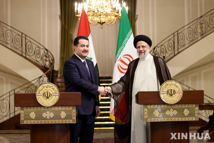 [테헤란(이란)=신화/뉴시스] 에브라힘 라이시 이란대통령(오른쪽)이 2022년 11월 29일 테헤란을 방문한 모하메드 시아 알수다니 이라크 총리를 맞아 반갑게 악수하고 있다. 이란은 주변국과의 화해, 국제원자력기구와의 협력을 진행중이라고 밝혔다. 2023. 09.14.