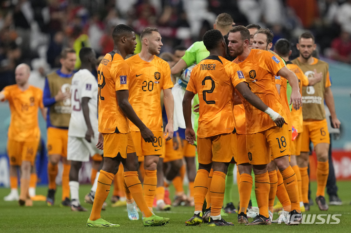 [알코르=AP/뉴시스] 29일(현지시간) 카타르 알코르의 알바이트 스타디움에서 열린 2022 카타르월드컵 조별리그 A조 최종 3차전 네덜란드와 카타르의 경기에서 승리한 네덜란드 선수들이 기뻐하고 있다. 2022.11.30.