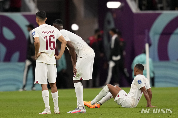 [알코르=AP/뉴시스] 카타르 선수들이 30일(한국시간) 카타르 알코르 알 베이트 스타디움에서 열린 네덜란드와 2022 FIFA 카타르 월드컵 A조 마지막 경기에서 져 3전 전패로 대회를 마감한 뒤 허탈한 표정으로 주저앉아 있다. 2022.11.30.