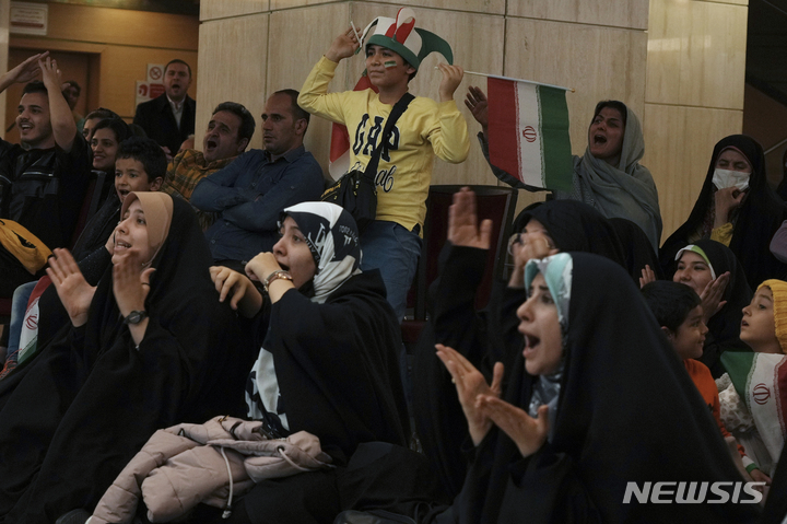 [테헤란=AP/뉴시스]이란 팬들이 30일(현지시간) 테헤란에서 카타르 월드컵의 이란과 미국 경기를 보고 있다. 2022.11.30